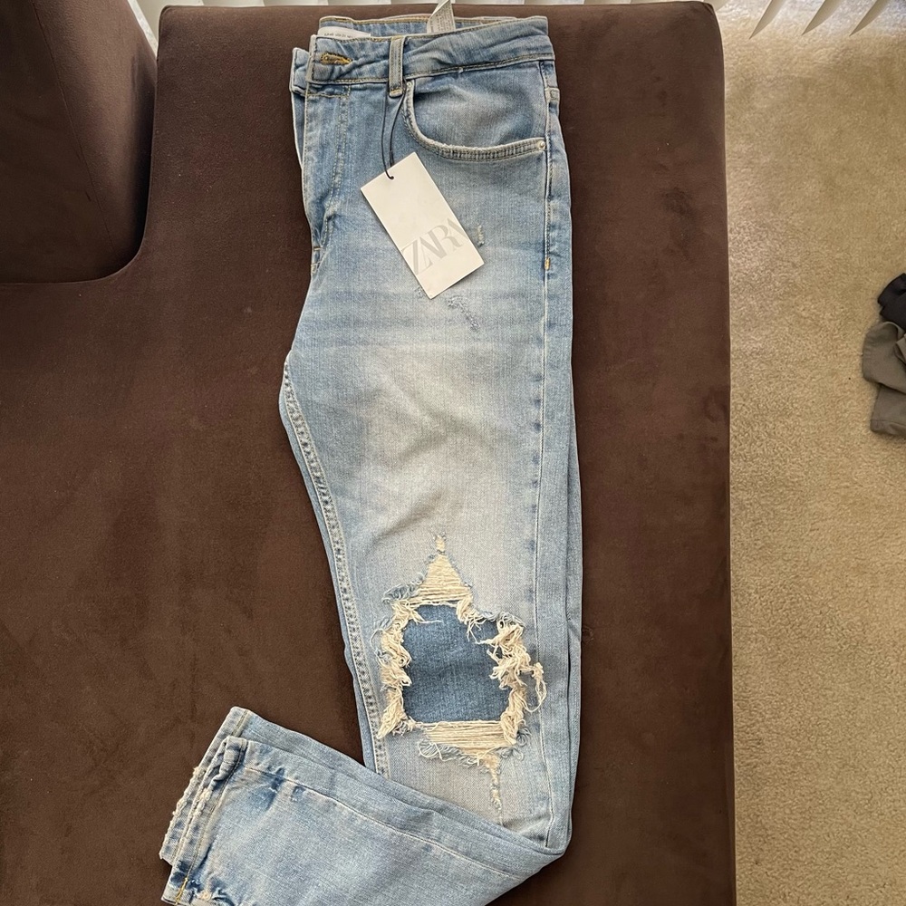 DISTRESSED SKINNY JEANS